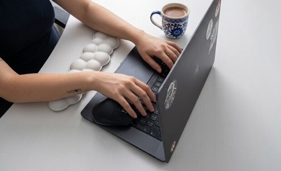 Biurko przy pracy: laptop z otwartym kodem strony